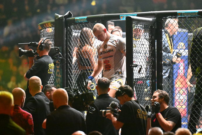 FOTO: Poražený Pavel Tóth odchází z klece. – stránka 24