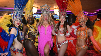 FOTO: Exotická kráska rozparádila kasino.