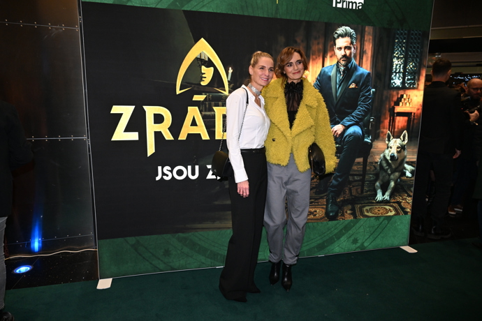 FOTO: Daniela Brzobohatá s výherkyní Zrádců Miou Kirchnerovou. – stránka 23