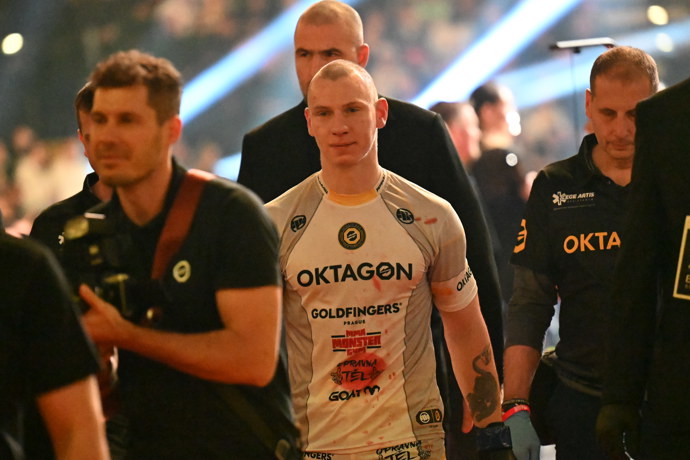 FOTO: Z klece odcházel plný emocí. – stránka 1