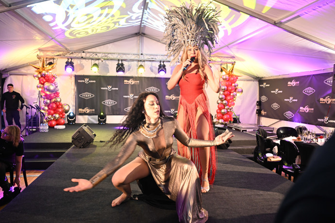 FOTO: Zuzana i zazpívala. – stránka 8