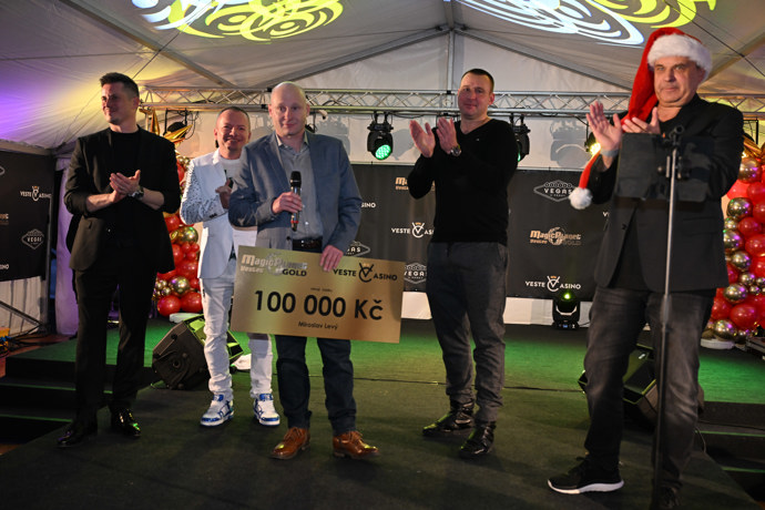 FOTO: Ve Vestci se předával šek. – stránka 25