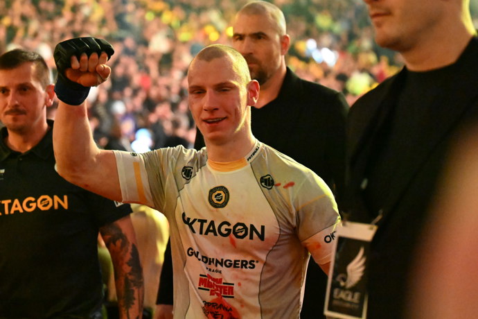 FOTO: Pavel Tóth v zápase ustál několik tvrdých ran, na výhru to však nestačilo. – stránka 22