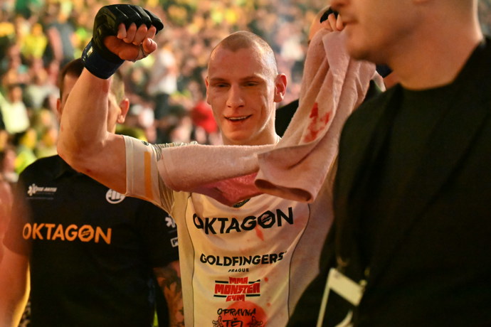 FOTO: Pavel Tóth má po zápase s Raškou zlomenou čelist. – stránka 21