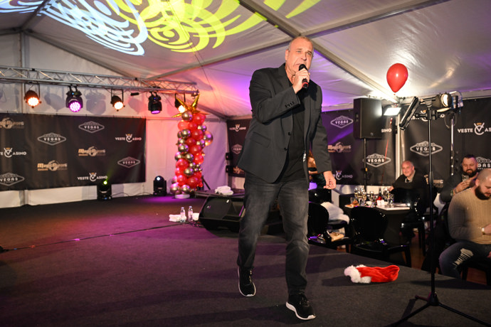 FOTO: Petr Rychlý na pódiu. – stránka 21