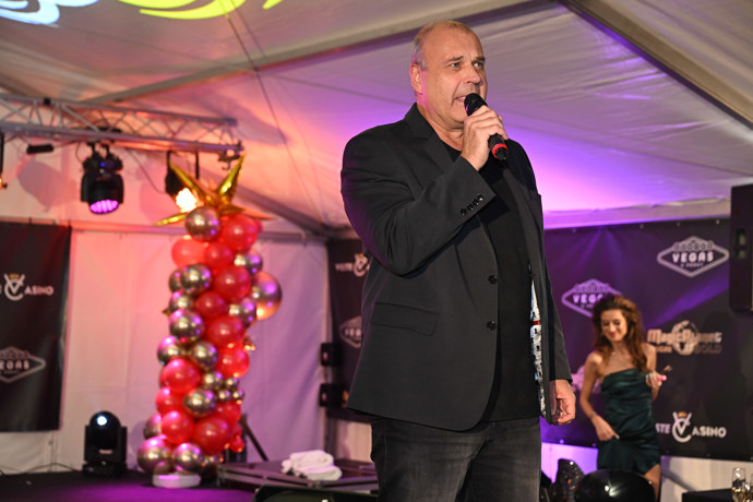 FOTO: Moderátor Petr Rychlý. – stránka 20