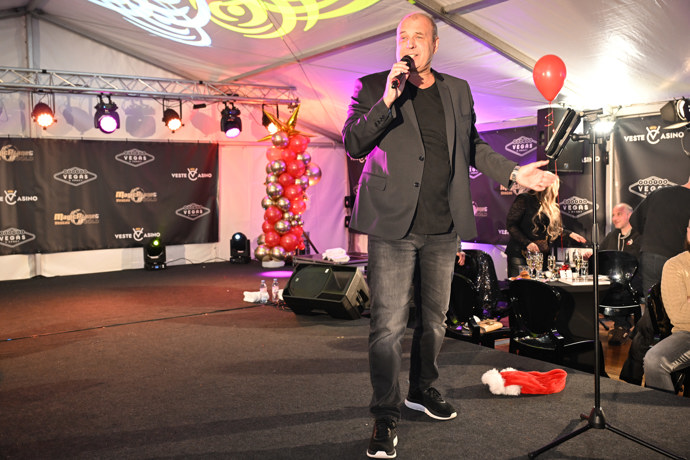 FOTO: Moderoval a bavil lidi. – stránka 18