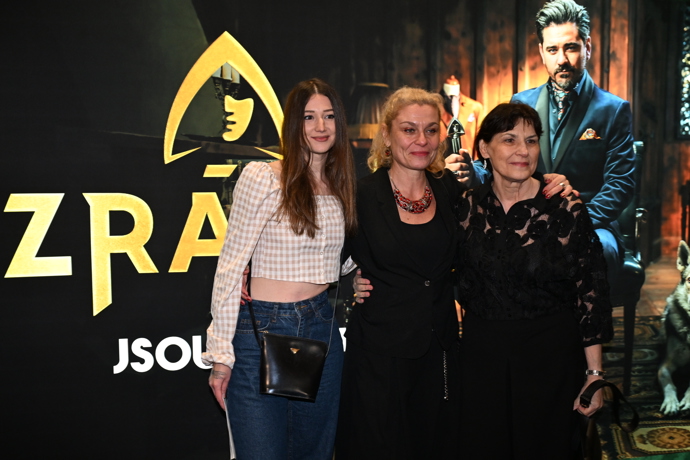 FOTO: S ostatními soutěžícími se prý vídá i po skončení natáčení. – stránka 1