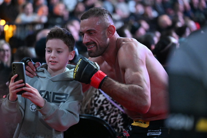 FOTO: Raška odcházel z klece jako hrdina. – stránka 2