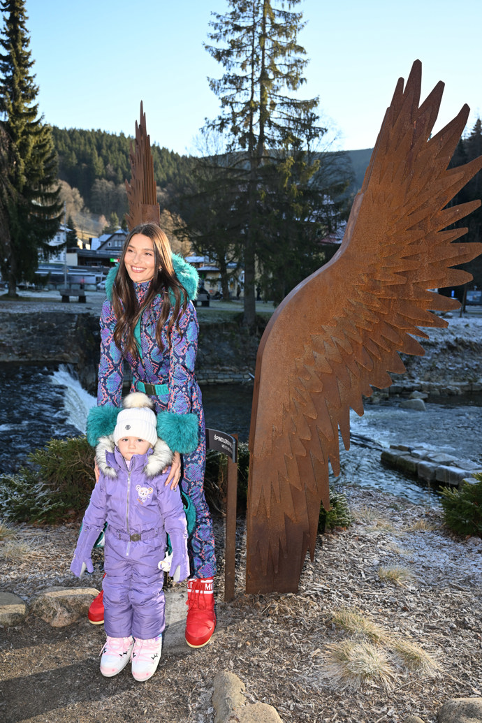 FOTO: Nikol Švantnerová dorazila do Špindlu se svou dcerou. – stránka 58