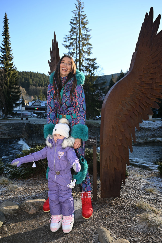 FOTO: Nikol Švantnerová se svou dcerou Miou. – stránka 57
