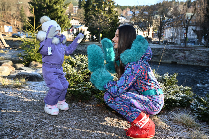 FOTO: Nikol Švantnerová s Miou mají o zábavu postaráno. – stránka 53