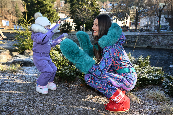 FOTO: Malá Mia své mamince Nikol Švantnerová vykouzlila úsměv od ucha k uchu. – stránka 52