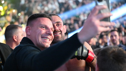 FOTO: Ondřej Raška se po zápase fotil s fanoušky.