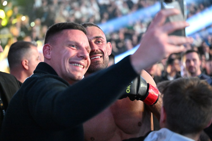 FOTO: Ondřej Raška se po zápase fotil s fanoušky. – stránka 25