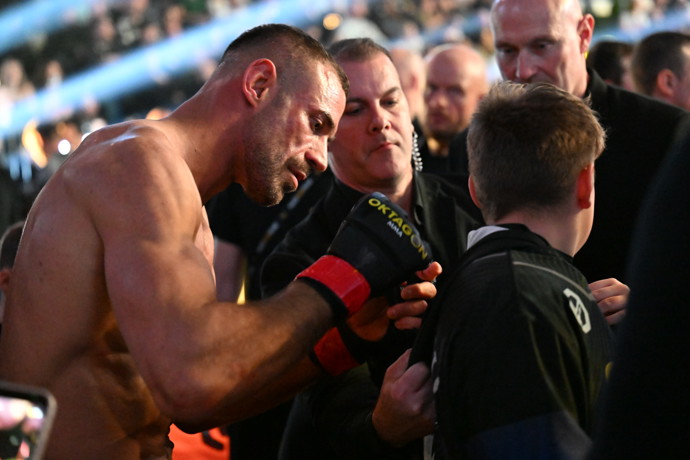 FOTO: Ondřej Raška se také fanouškům podepisoval. – stránka 20