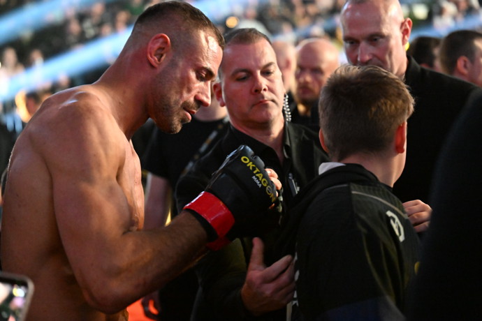 FOTO: Ondřej Raška po výhře rozdával podpisy. – stránka 24