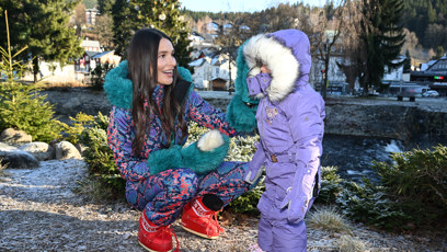 FOTO: Nikol Švantnerová následně dceři nasadila kapuci.