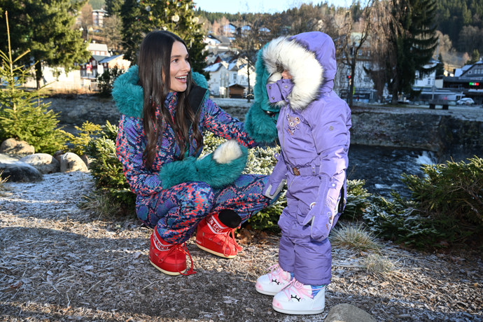 FOTO: Nikol Švantnerová následně dceři nasadila kapuci. – stránka 48