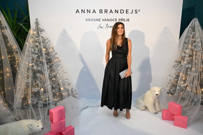 FOTO: Denisa Pfauserová na vánočním večírku Anny Brandejs. – stránka 1