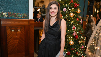 FOTO: Denisa Pfauserová u vánočního stromečku.