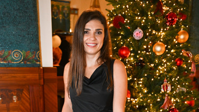 FOTO: Denisa Pfauserová zapózovala u vánočního stromečku.