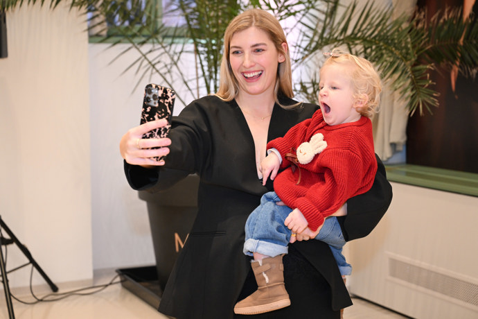 FOTO: Michaela Říbalová při focení se svou dcerkou Isabellou. – stránka 8