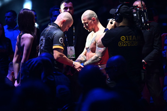 FOTO: Robert Pukač jen chvíli před vstupem do klece. – stránka 16