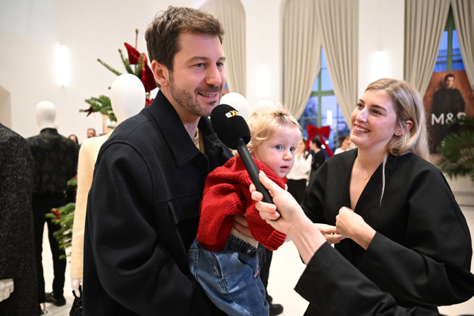 FOTO: Petr a Michaela Říbalovi se svou dcerou Isabellou při rozhovoru pro eXtra.cz. – stránka 6