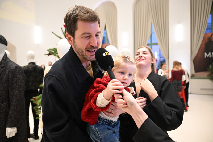 FOTO: Malá Isabella Říbalová se při rozhovoru pro eXtra.cz ujala mikrofonu. – stránka 4