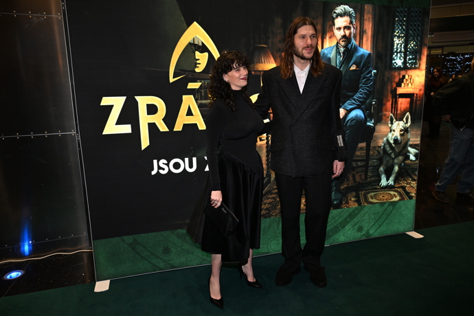 FOTO: Marcell dorazil do kina Lucerna v doprovodu manželky Lindy. – stránka 5