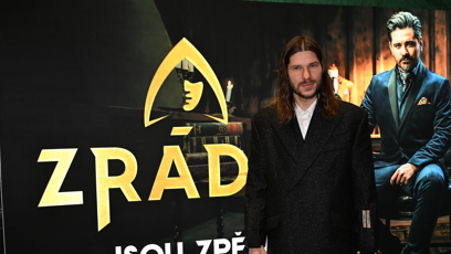 FOTO: Pár na červeném koberci zářil štěstím.