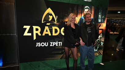 FOTO: Mirai Navrátil dorazil s přítelkyní promítání finálové epizody Zrádců.