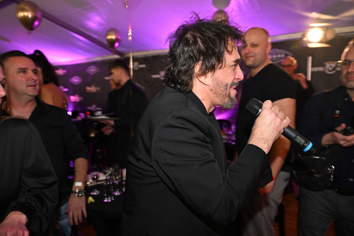 FOTO: Sagvan Tofi se bavil. – stránka 14