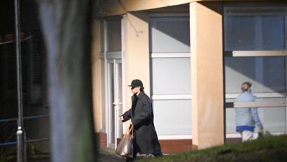 FOTO: Leoš Mareš odcházel z nemocnice od Patrika Hezuckého k ránu.