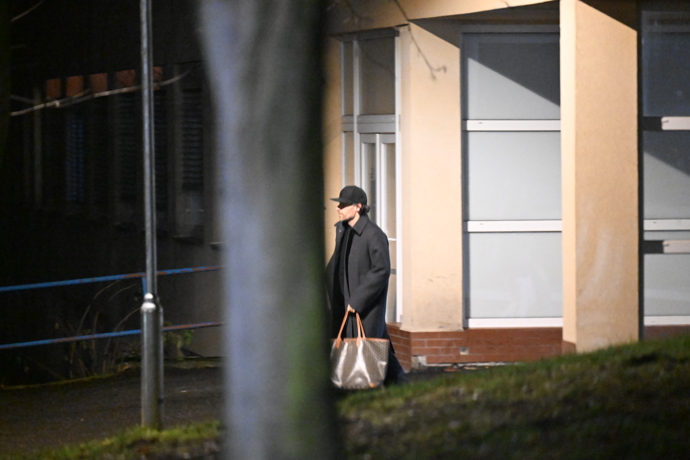 FOTO: Leoš Mareš odcházel z nemocnice od Patrika Hezuckého k ránu. – stránka 78