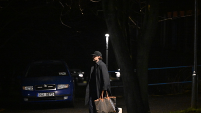 FOTO: Leoš Mareš odcházel z nemocnice od Patrika Hezuckého k ránu.