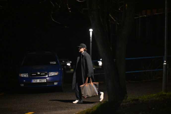 FOTO: Leoš Mareš odcházel z nemocnice od Patrika Hezuckého k ránu. – stránka 75