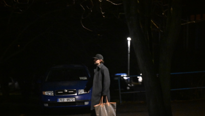 FOTO: Leoš Mareš odcházel z nemocnice od Patrika Hezuckého k ránu.