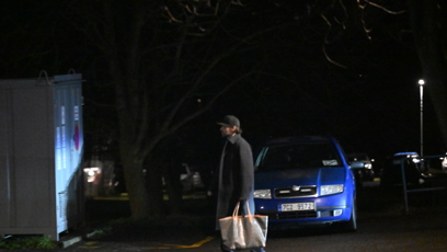 FOTO: Leoš Mareš odcházel z nemocnice od Patrika Hezuckého k ránu.