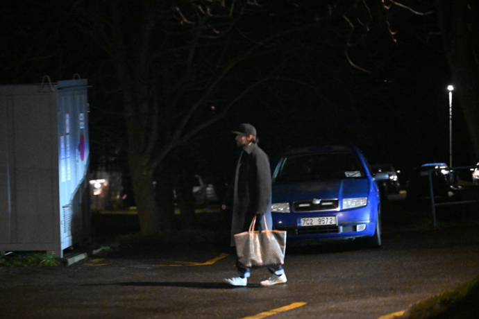 FOTO: Leoš Mareš odcházel z nemocnice od Patrika Hezuckého k ránu. – stránka 12