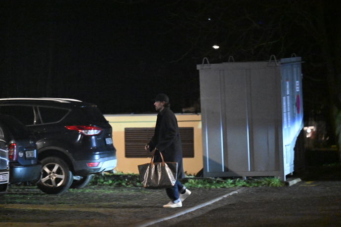 FOTO: Leoš Mareš odcházel z nemocnice od Patrika Hezuckého k ránu. – stránka 9