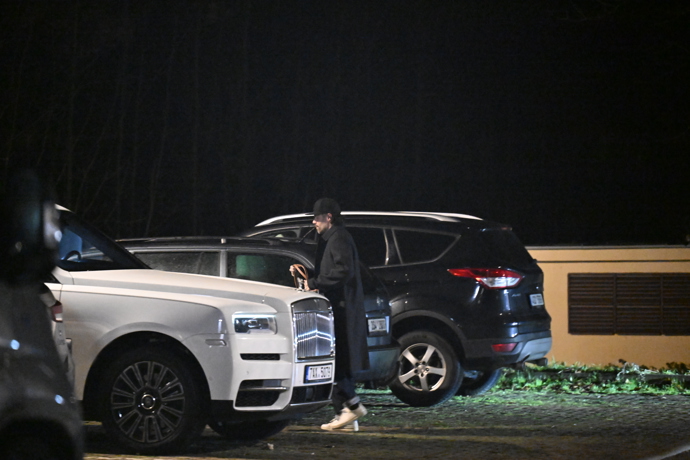 FOTO: Leoš Mareš odcházel z nemocnice od Patrika Hezuckého k ránu. – stránka 8