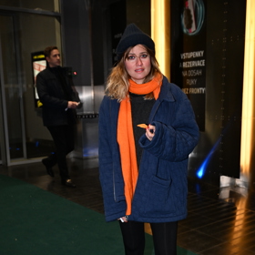 Zpěvačka Emma Smetana s brambůrkem v ruce.