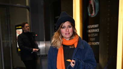 FOTO: Zpěvačka Emma Smetana s brambůrkem v ruce.