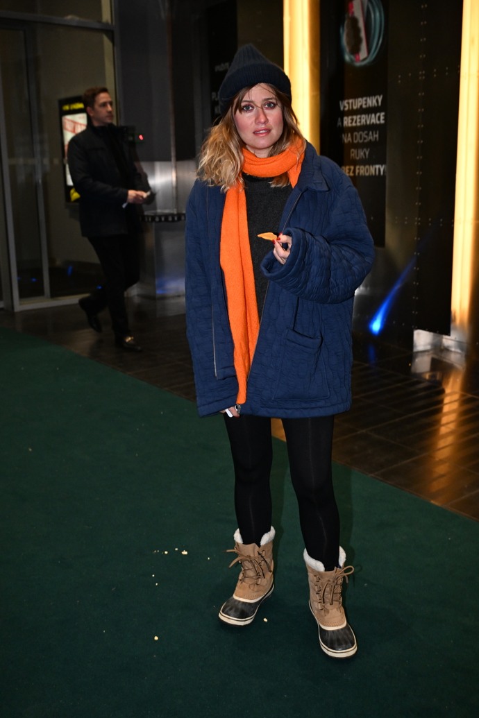 FOTO: Zpěvačka Emma Smetana s brambůrkem v ruce. – stránka 7