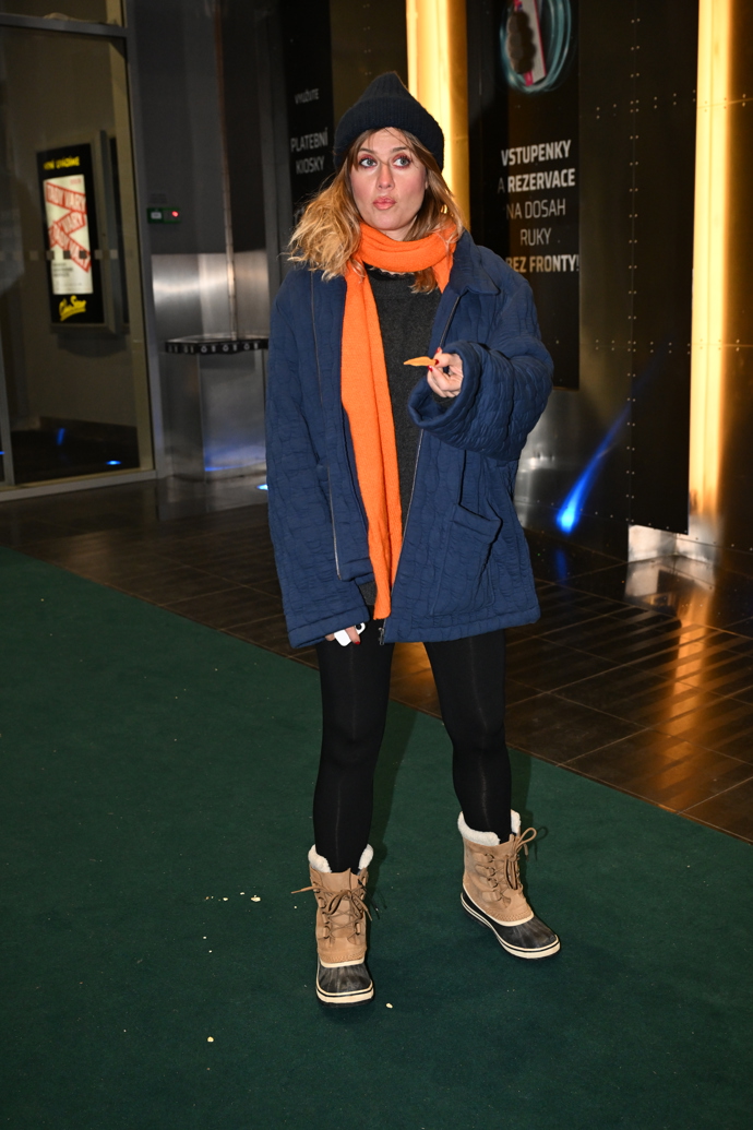 FOTO: Emma Smetana při příchodu. – stránka 6