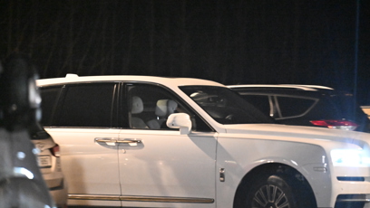 FOTO: Leoš Mareš odcházel z nemocnice od Patrika Hezuckého k ránu.