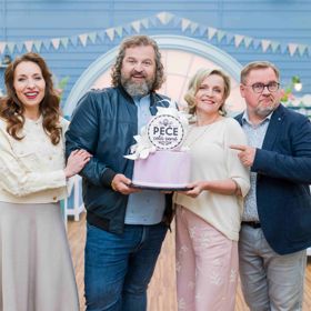 Tahle partička na zámku Bon Repos natáčela pořad Peče celá země dobrý měsíc a půl. 