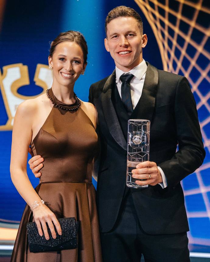 FOTO: Lukáš Provod a Petra Provodová. – stránka 18